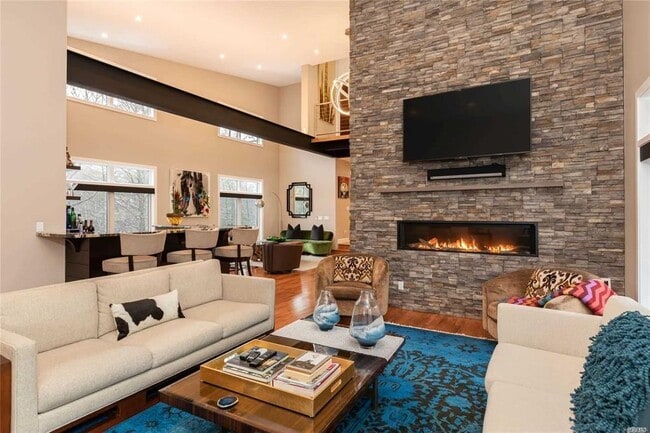 5 Parish Dr in Locust Valley, NY - Building Photo - Building Photo