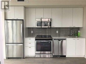 30 Roehampton Ave in Toronto, ON - Building Photo