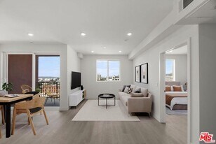 719 S Hoover St in Los Angeles, CA - Building Photo