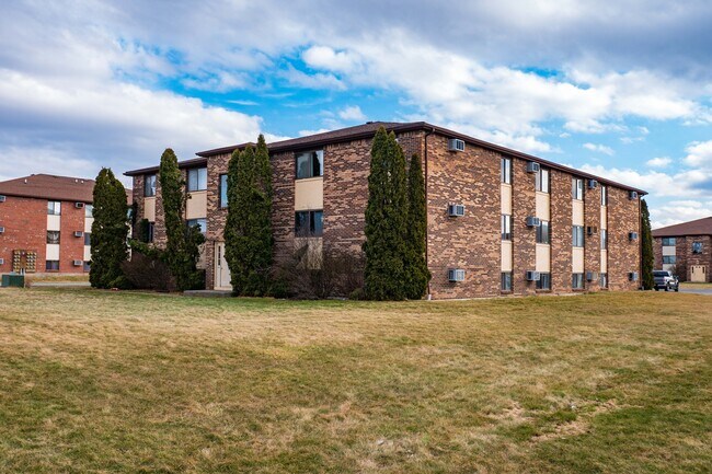 Maplewood East in Lockport, NY - Foto de edificio - Building Photo