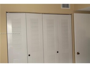 586 NW 114th Ave in Miami, FL - Building Photo - Building Photo