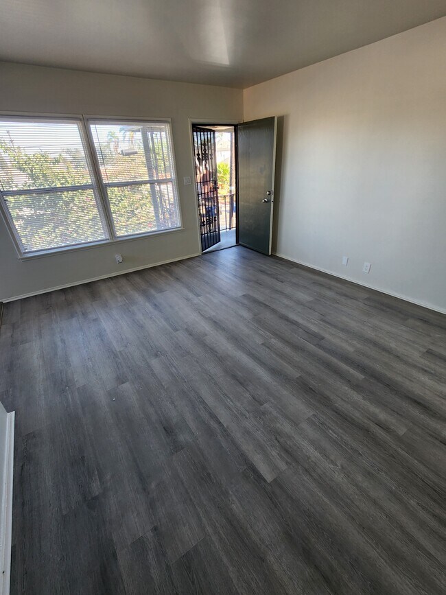7015 8th Ave in Los Angeles, CA - Building Photo - Building Photo