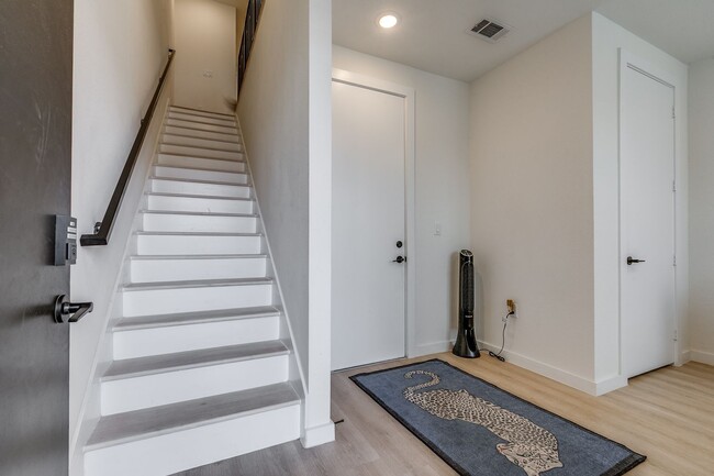 719 E Locust St in San Antonio, TX - Building Photo - Building Photo