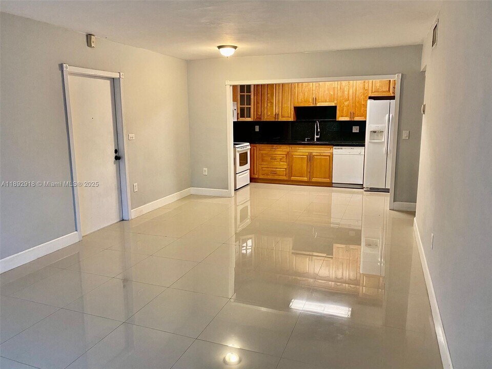 7913 SW 104th St in Miami, FL - Building Photo