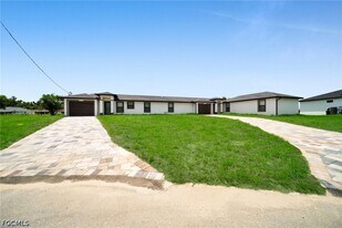 4987 Fairway Ct in Lehigh Acres, FL - Building Photo