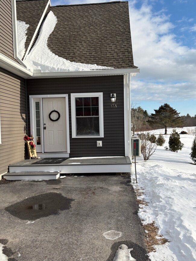 17 Winn Rd in Falmouth, ME - Foto de edificio - Building Photo