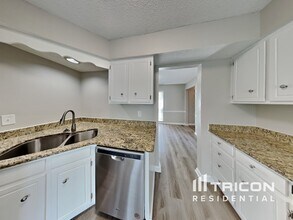 5029 English Village Dr in Nashville, TN - Foto de edificio - Building Photo