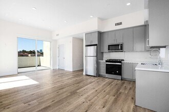 3308 Mentone Ave in Los Angeles, CA - Building Photo - Building Photo
