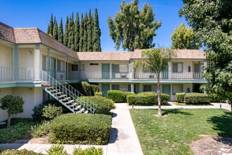 West Park Apartments in West Covina, CA - Foto de edificio - Building Photo