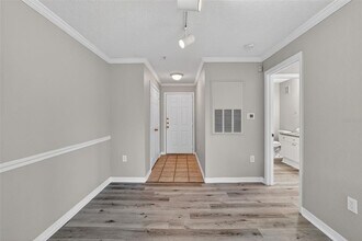 18001 Richmond Pl Dr in Tampa, FL - Building Photo - Building Photo