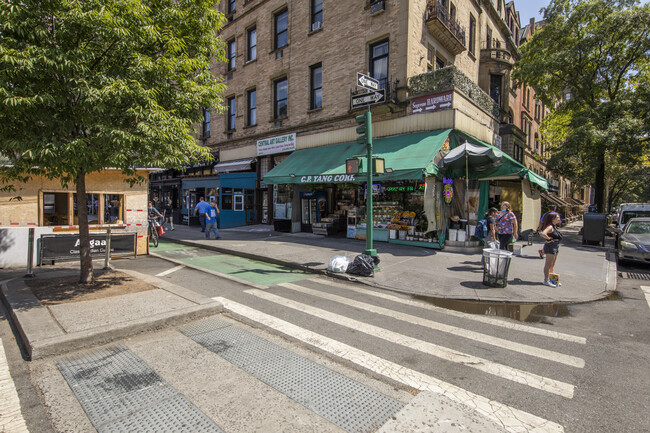 67 W 73rd St in New York, NY - Foto de edificio - Building Photo