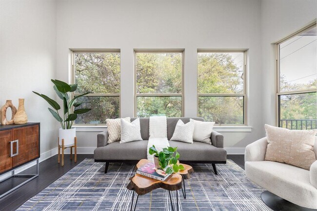 404 W Alpine Rd in Austin, TX - Building Photo - Building Photo