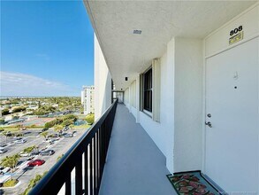 10680 S Ocean Dr in Jensen Beach, FL - Foto de edificio - Building Photo