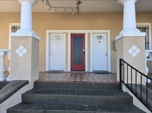 2904 W Chestnut St in Tampa, FL - Building Photo - Building Photo