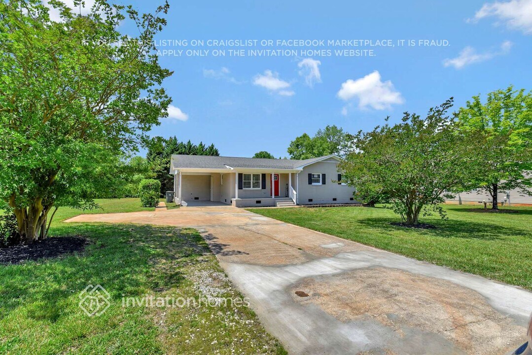 21841 Torrence Chapel Rd in Cornelius, NC - Building Photo