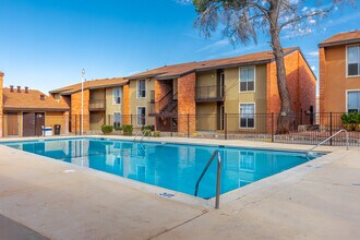 Casa Barranca in El Paso, TX - Foto de edificio - Building Photo