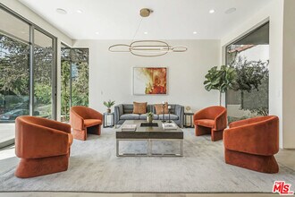 318 S Medio Dr in Los Angeles, CA - Building Photo - Building Photo