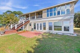 256 River Dr in Midway, GA - Building Photo