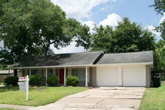 10910 Oasis Dr in Houston, TX - Building Photo - Building Photo