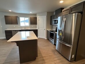 1104 S New Oak Ln in East Wenatchee, WA - Building Photo - Building Photo