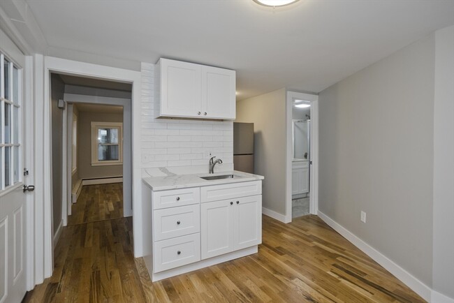 11 Canal St-Unit -1 in South Hadley, MA - Building Photo - Building Photo