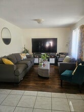 714 S Record Ave in Los Angeles, CA - Foto de edificio - Building Photo