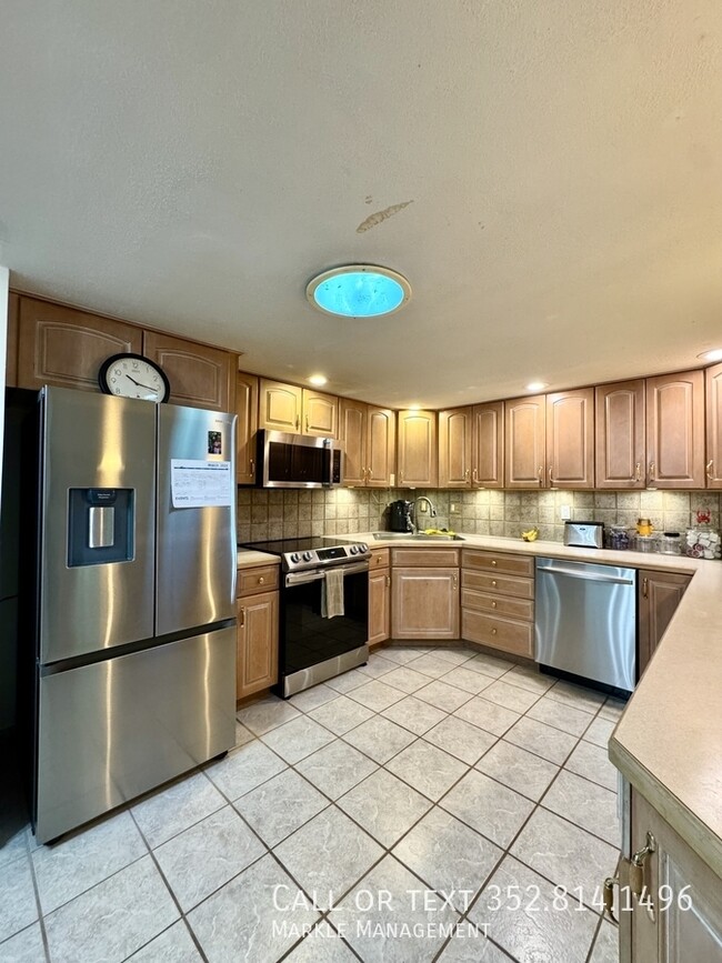 5325 King's Ct in Fruitland Park, FL - Building Photo - Building Photo