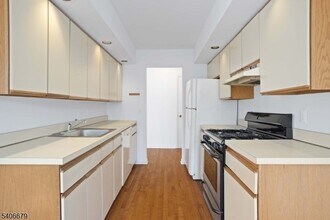 25 Canterbury Rd in Chatham Township, NJ - Building Photo - Building Photo