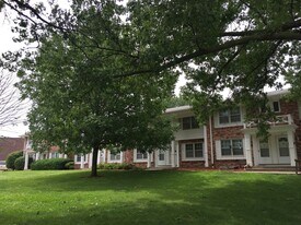 915 Oakcrest St in Iowa City, IA - Building Photo