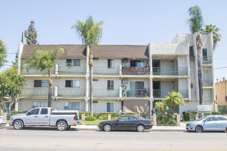 Saticoy Villa Grande in Canoga Park, CA - Building Photo - Building Photo