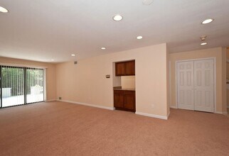 90 Foxwood Dr in Jericho, NY - Building Photo - Building Photo