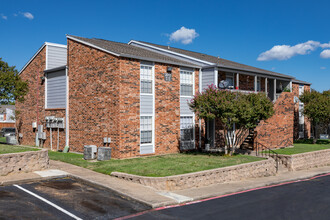 Rolling Hills in Irving, TX - Foto de edificio - Building Photo