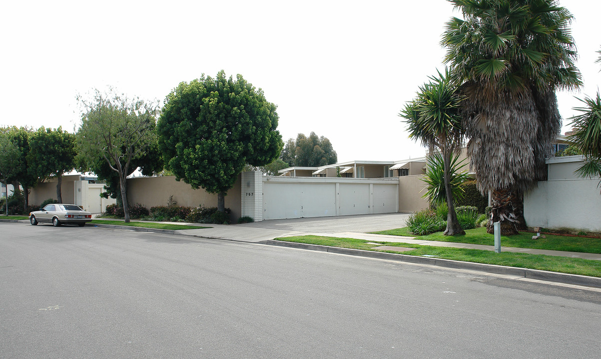 757 Domingo Dr in Newport Beach, CA - Building Photo