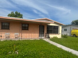 12041 NW 22nd Pl in Miami, FL - Building Photo