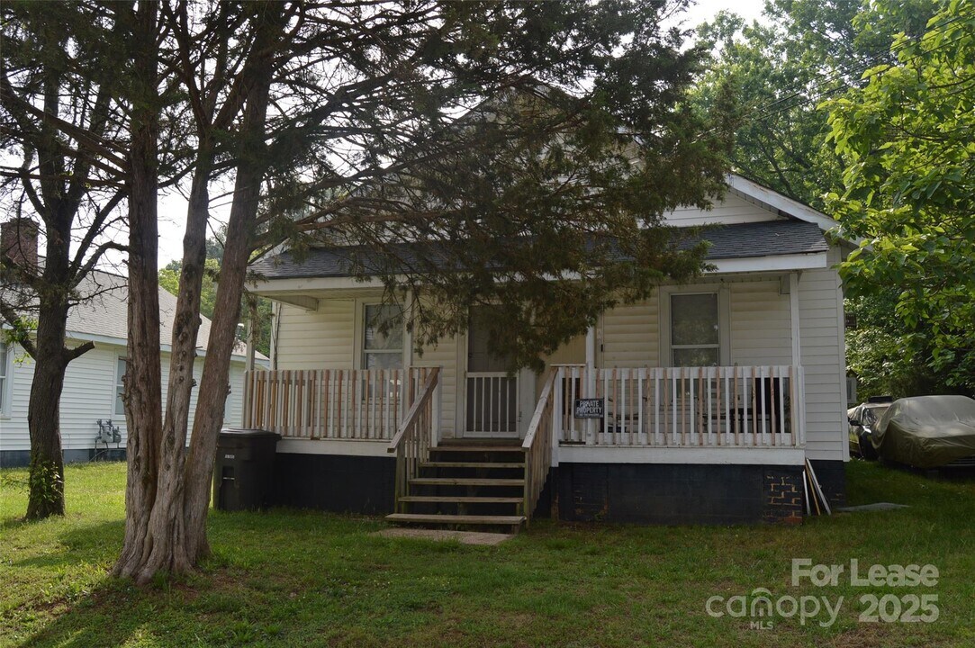 208 Wilson St in Statesville, NC - Building Photo