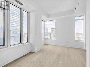 11 Yorkville Ave in Toronto, ON - Building Photo - Building Photo