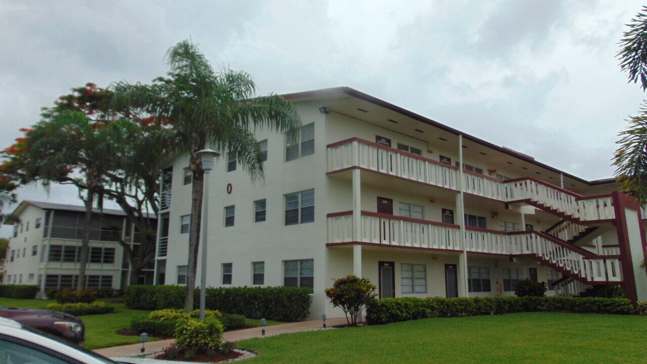 595 Fanshaw O in Boca Raton, FL - Building Photo