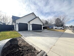 2541 E Clarene Ct in Meridian, ID - Building Photo - Building Photo