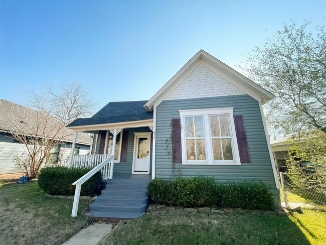 412 W Day St in Denison, TX - Building Photo - Building Photo