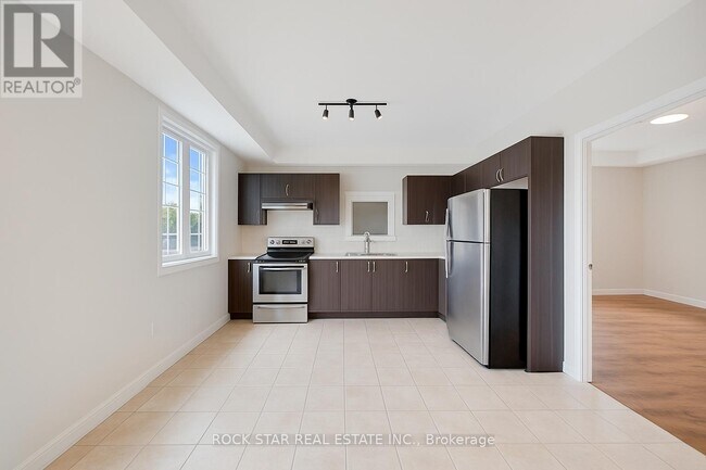 11 Chestnut St E in St Catharines, ON - Building Photo - Building Photo