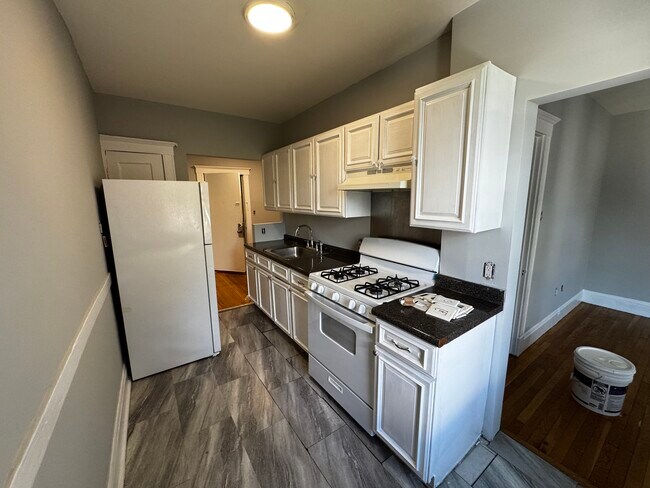 17 Huss Ct, Unit 15-205 in Lynn, MA - Foto de edificio - Building Photo