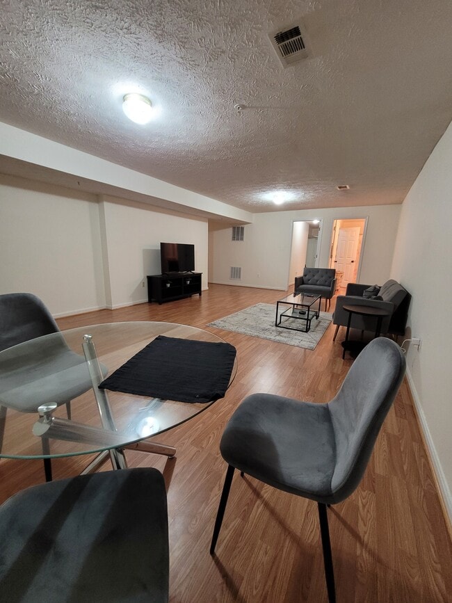 1409 Old Cannon Rd in Fort Washington, MD - Foto de edificio - Building Photo