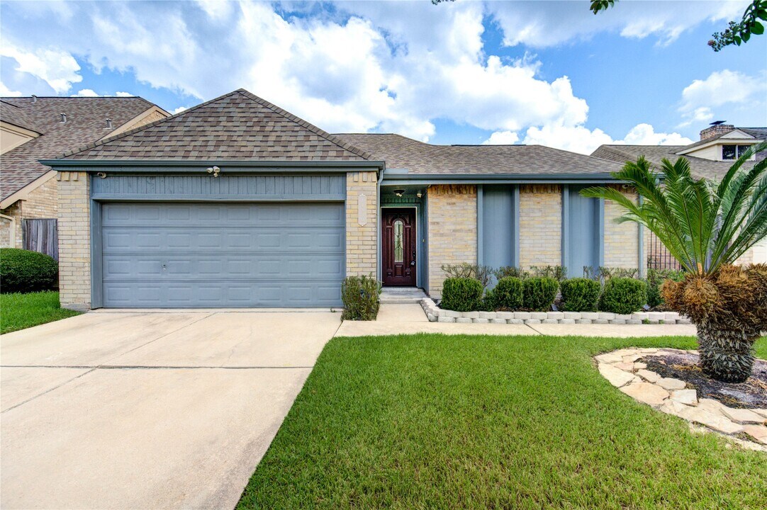 11830 Oak Meadow Dr in Stafford, TX - Building Photo