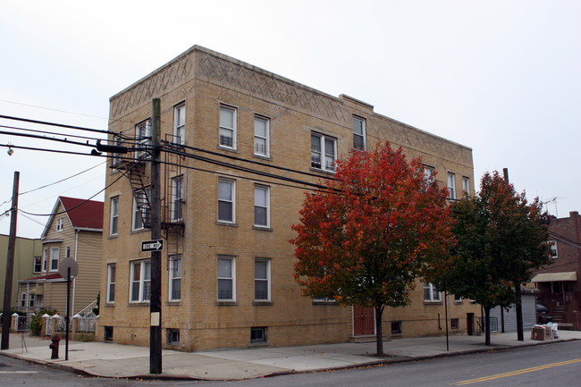 814 Rhinelander Ave in Bronx, NY - Foto de edificio - Building Photo