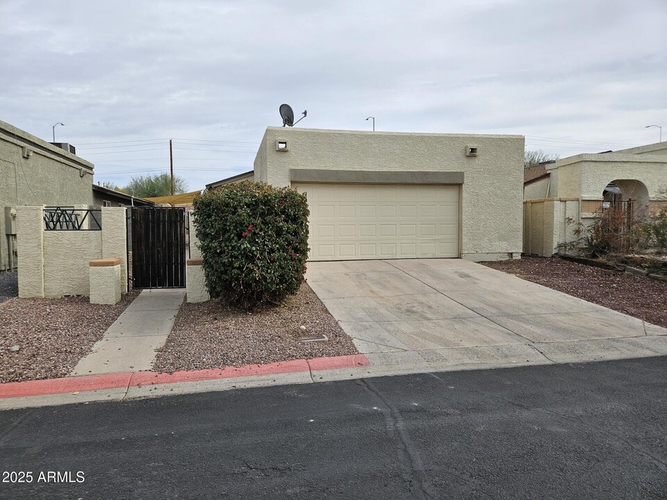 619 E Jensen St in Mesa, AZ - Building Photo