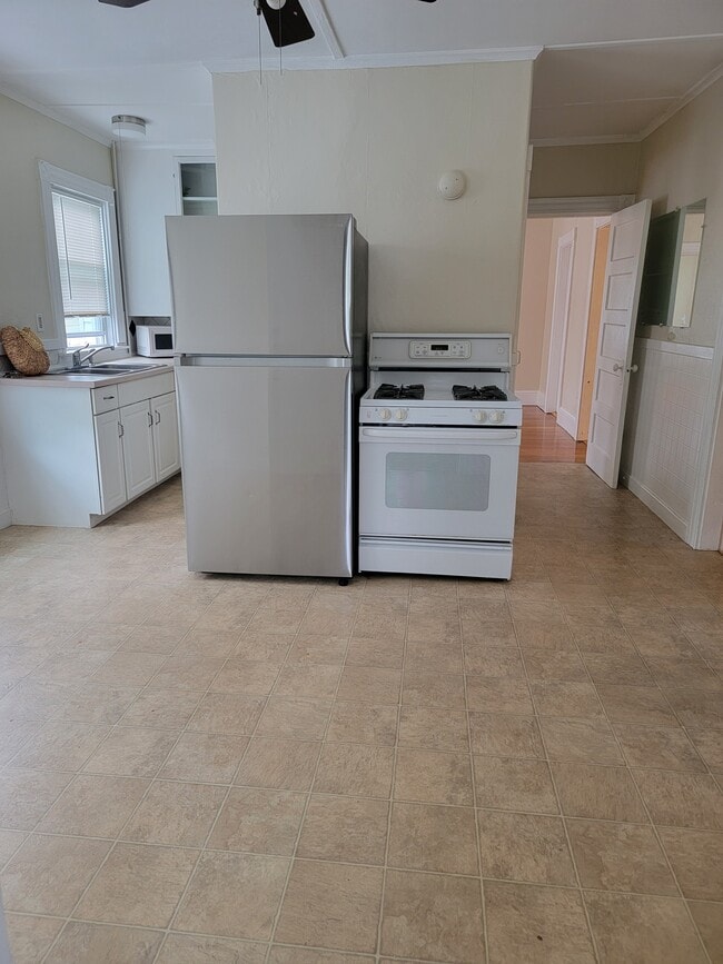 15 Starkey Ave, Unit Second floor in Attleboro, MA - Building Photo - Building Photo