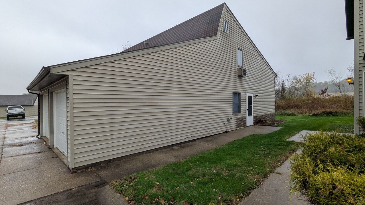 851 Kerns Dr NE in Bolivar, OH - Building Photo