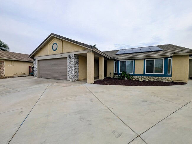 2524 Plaza Serena Dr, Unit 2 in Rialto, CA - Foto de edificio - Building Photo