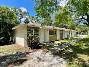 2267 Jeffcott St-Unit -2269 in Ft. Myers, FL - Foto de edificio - Building Photo