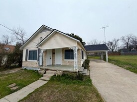 107 S Harrison St in West, TX - Building Photo